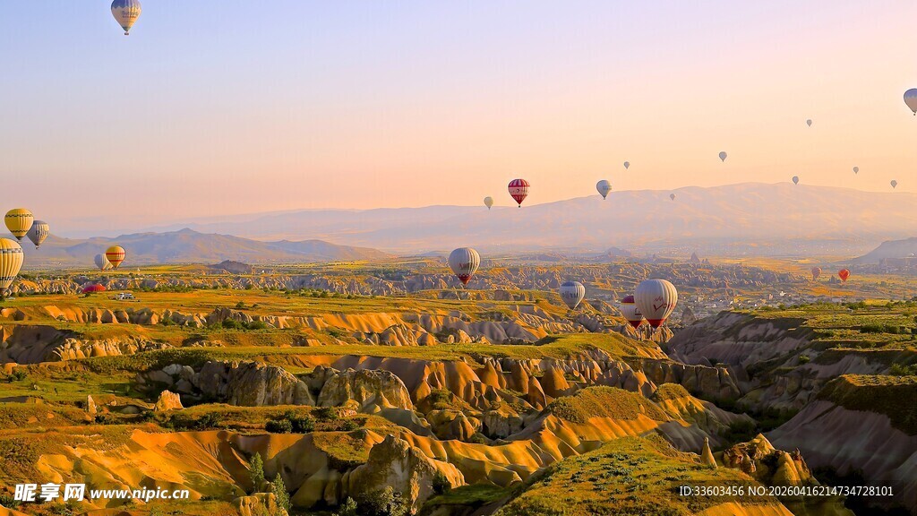 卡帕多西亚的壮丽热气球景观