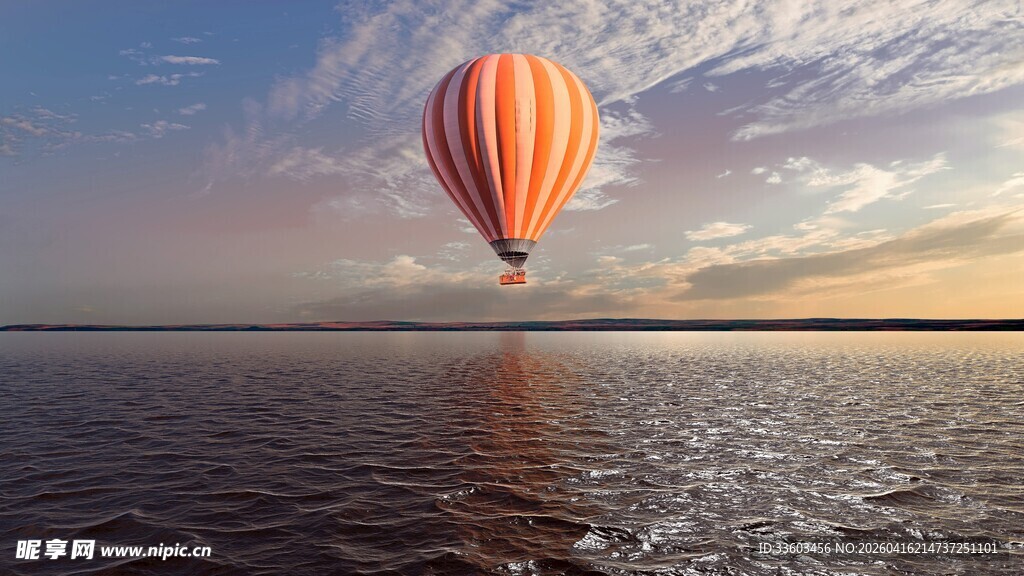 夕阳下的热气球飞越水面