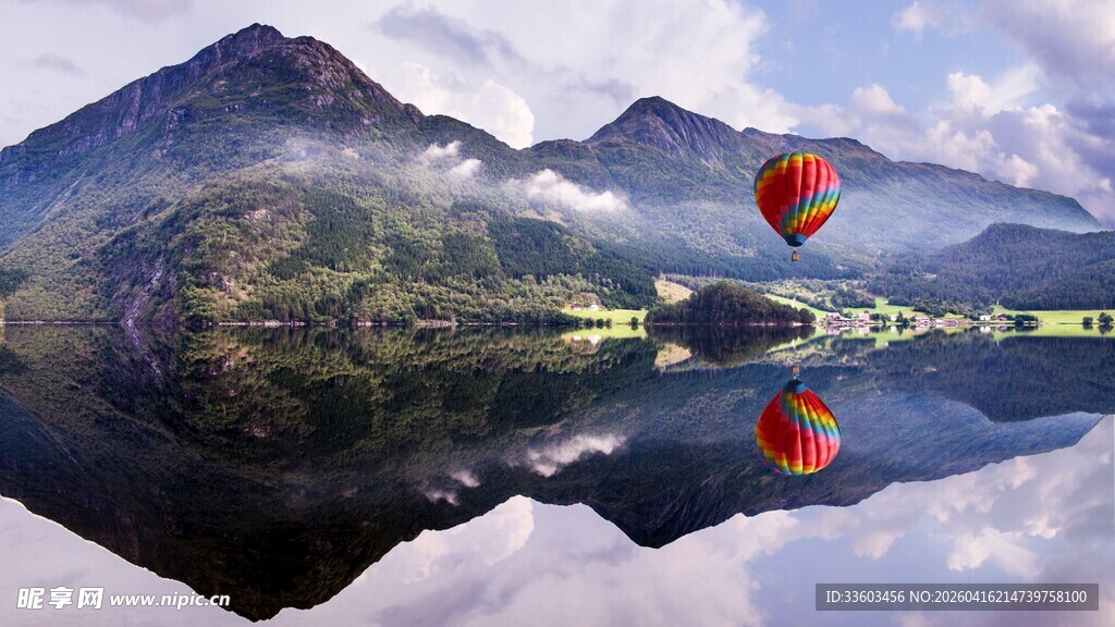 湖山之间的热气球美景