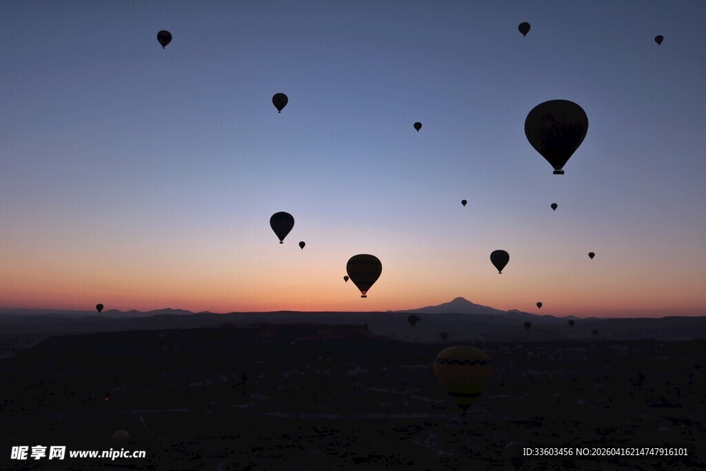 日出下的热气球群景观