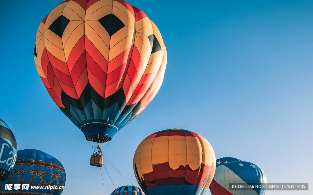 多彩热气球翱翔蓝天