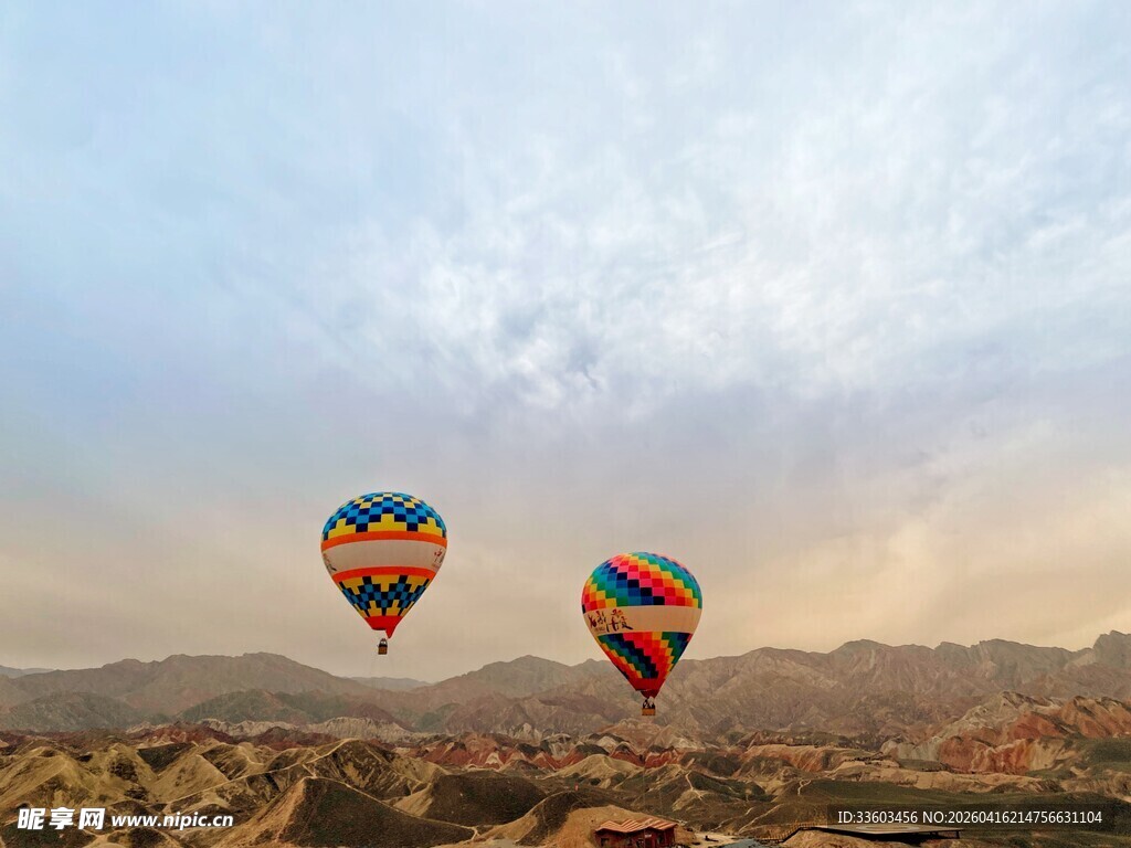 沙漠上空的彩色热气球