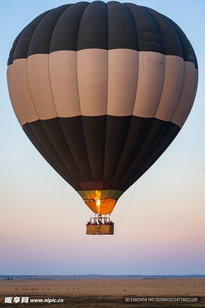 空中翱翔的彩色热气球