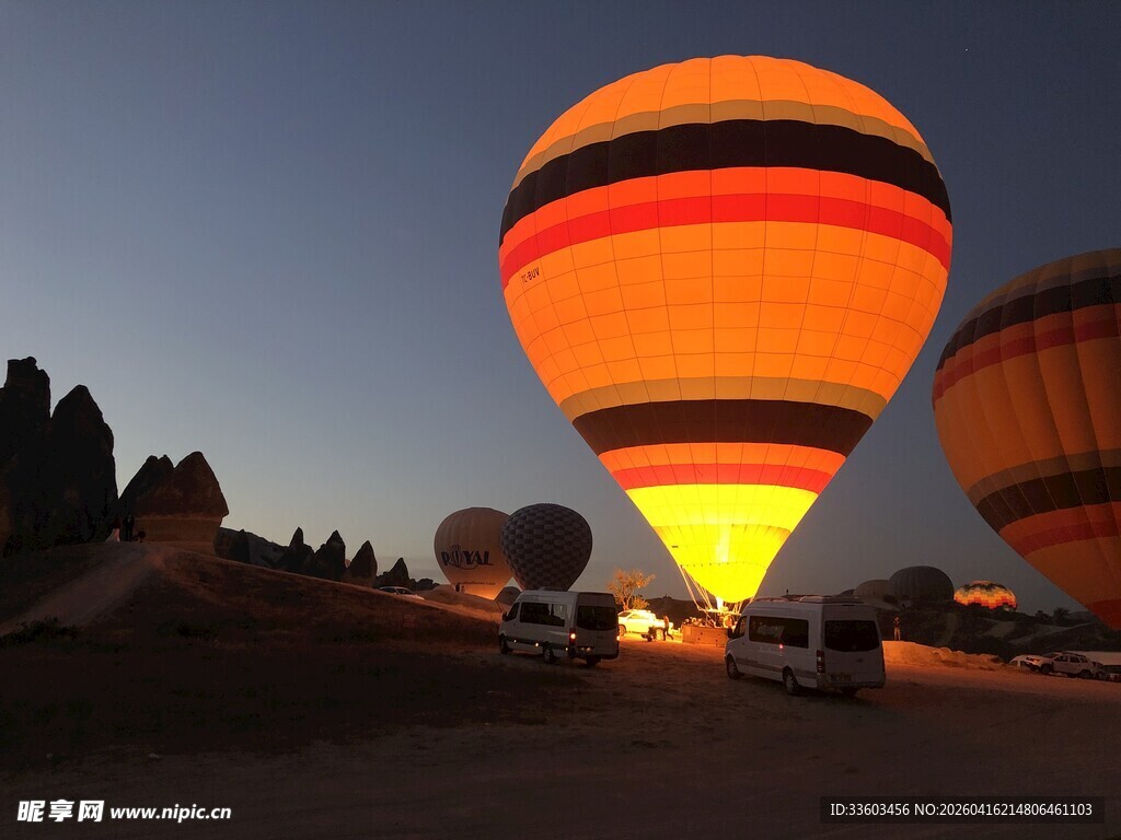 黄昏下的绚丽热气球