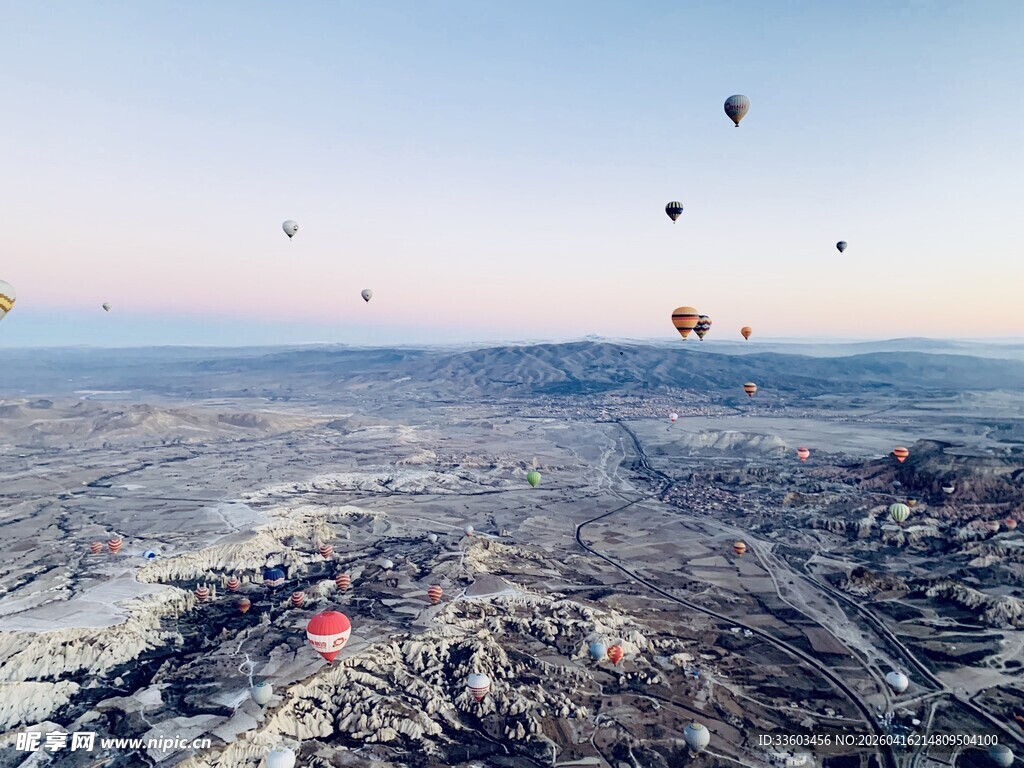 空中俯瞰多彩热气球升空场景