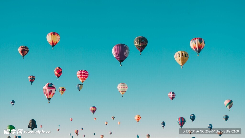 蓝天中缤纷热气球飞舞
