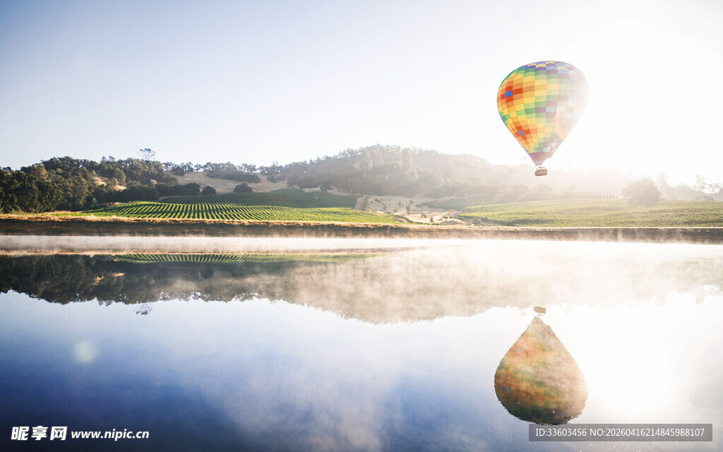 湖畔热气球的梦幻倒影
