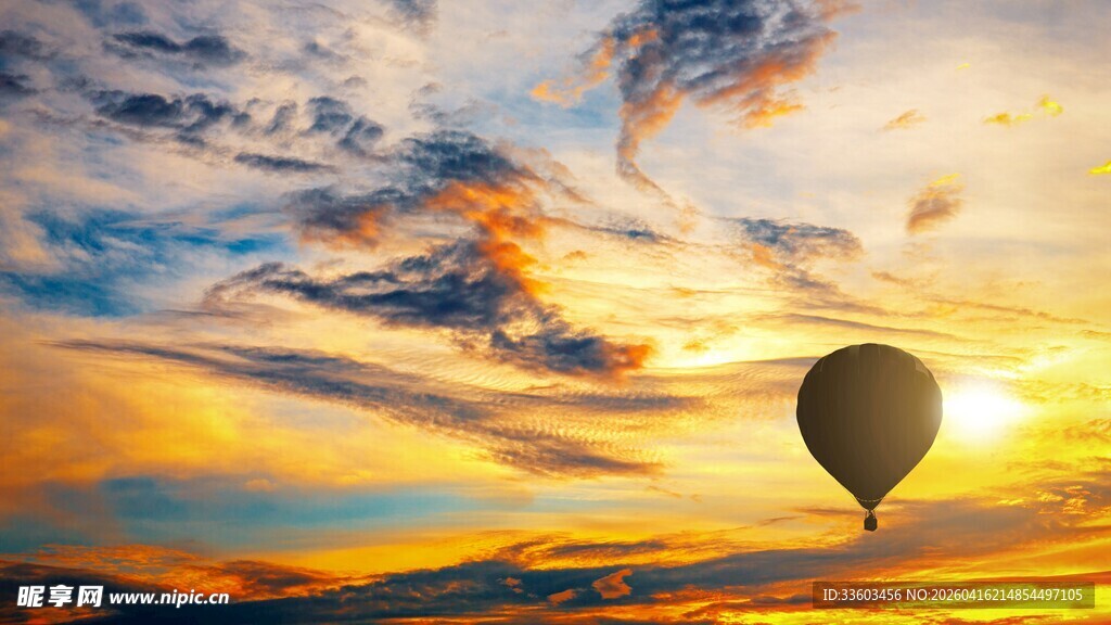 夕阳下的热气球浪漫飞行