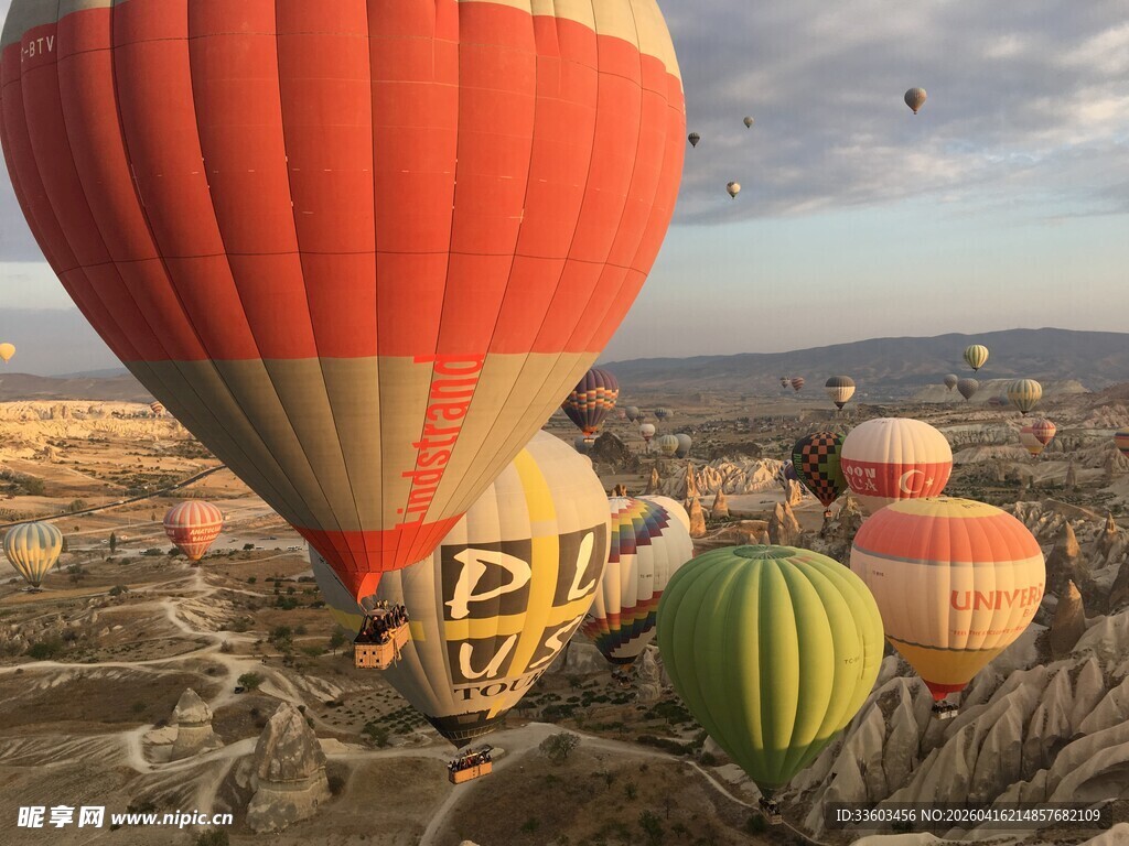 卡帕多西亚多彩热气球景观