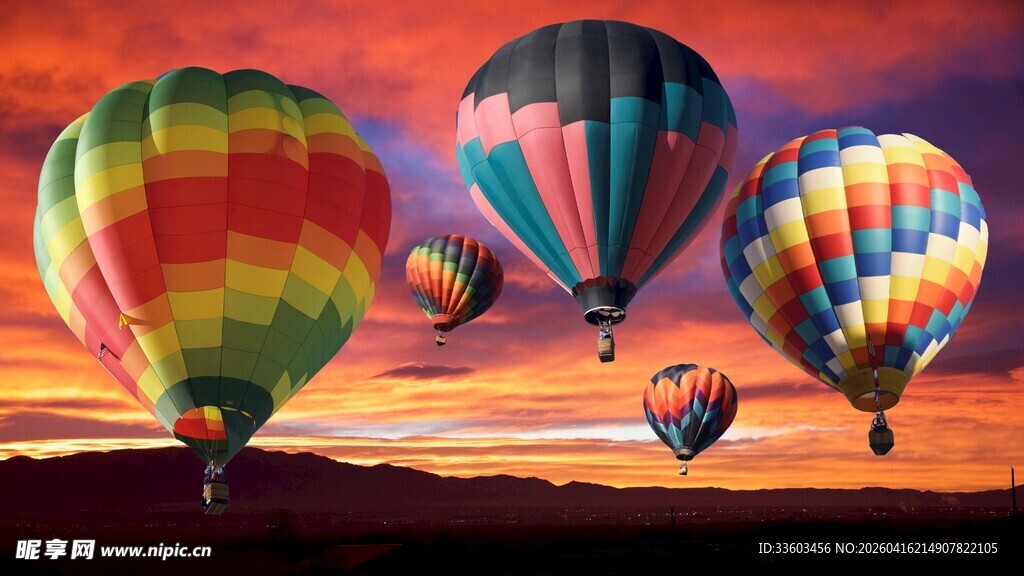 夕阳下的多彩热气球