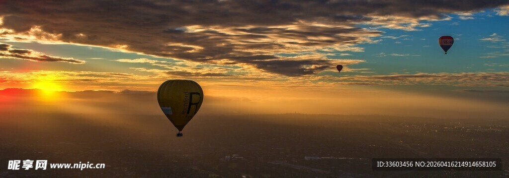日出下的空中热气球景观
