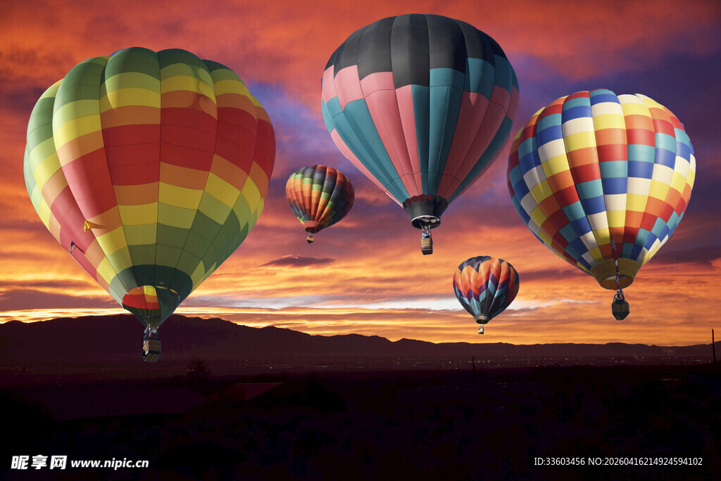夕阳下的缤纷热气球