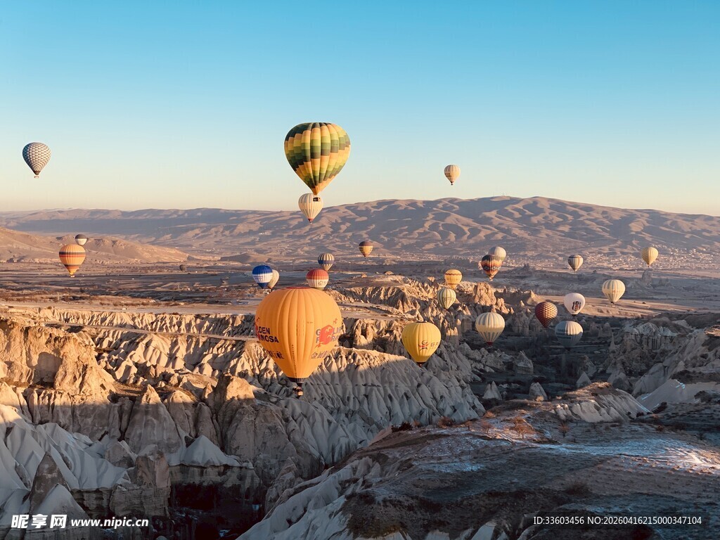 卡帕多西亚的多彩热气球景观