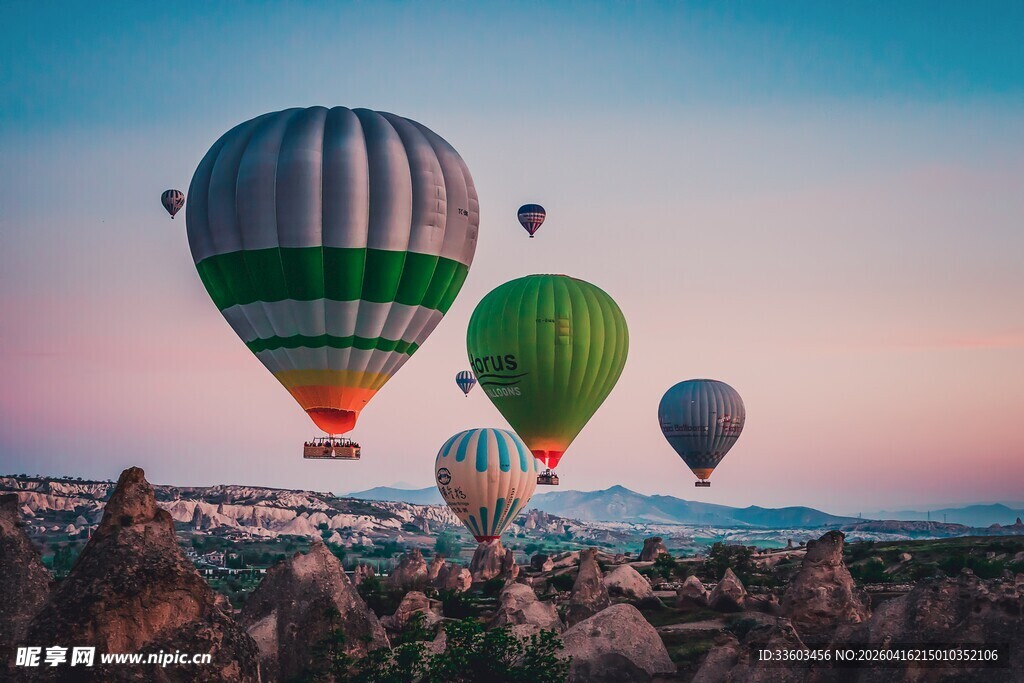 梦幻热气球翱翔于天际