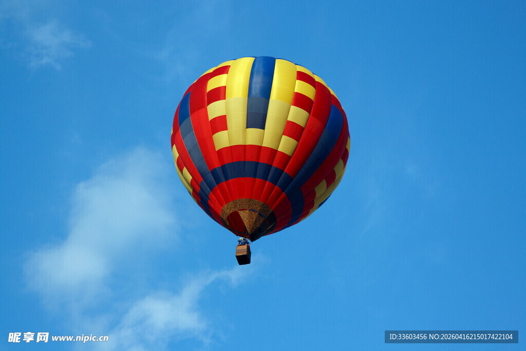 蓝天下的多彩热气球