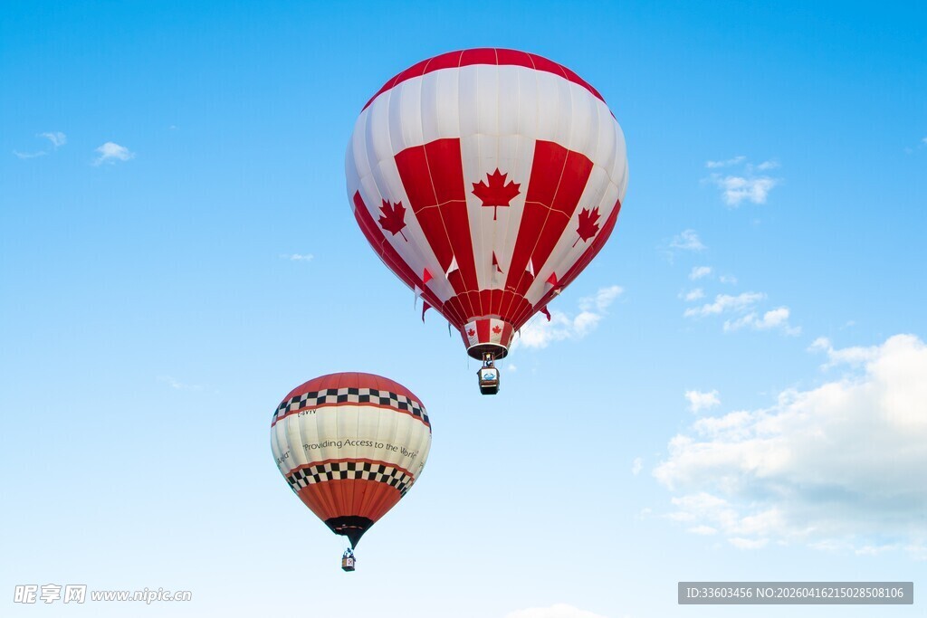 天空中飘浮的双热气球