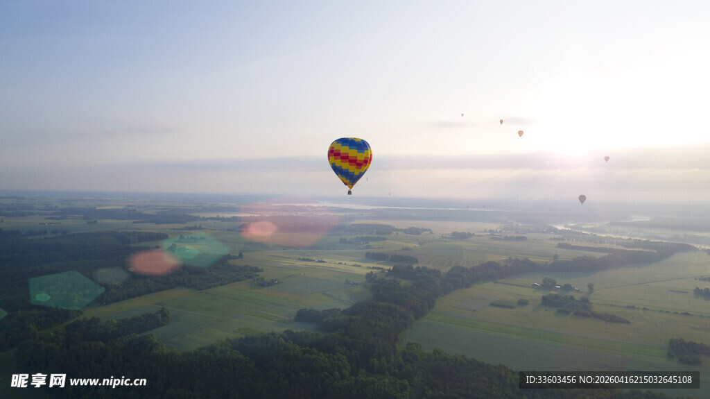 空中热气球俯瞰广袤田野