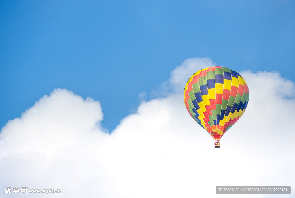 蓝天下的彩色热气球
