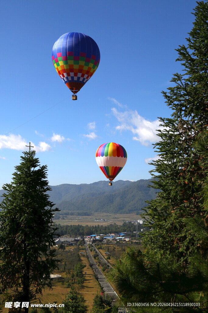 蓝天中飞翔的彩色热气球