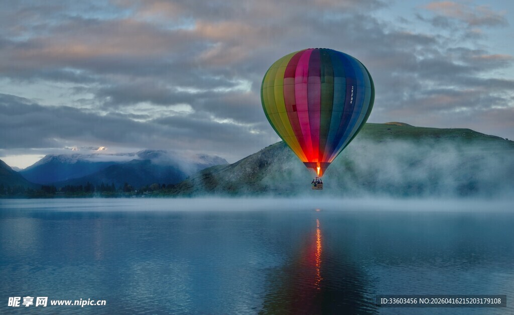 湖面上空的绚丽热气球