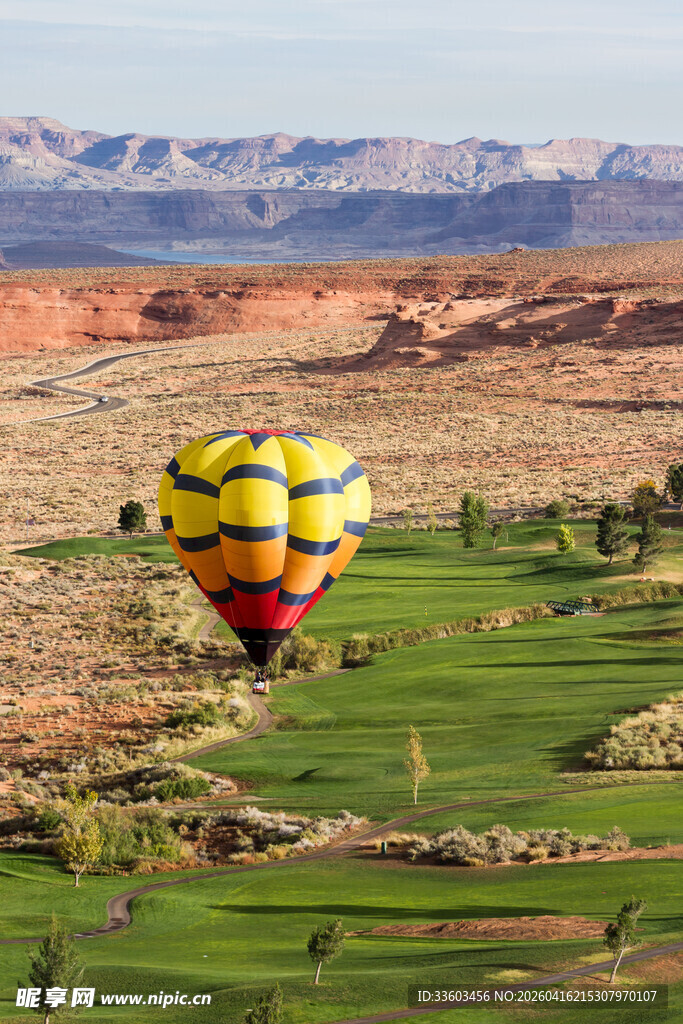 空中俯瞰多彩热气球与绿地