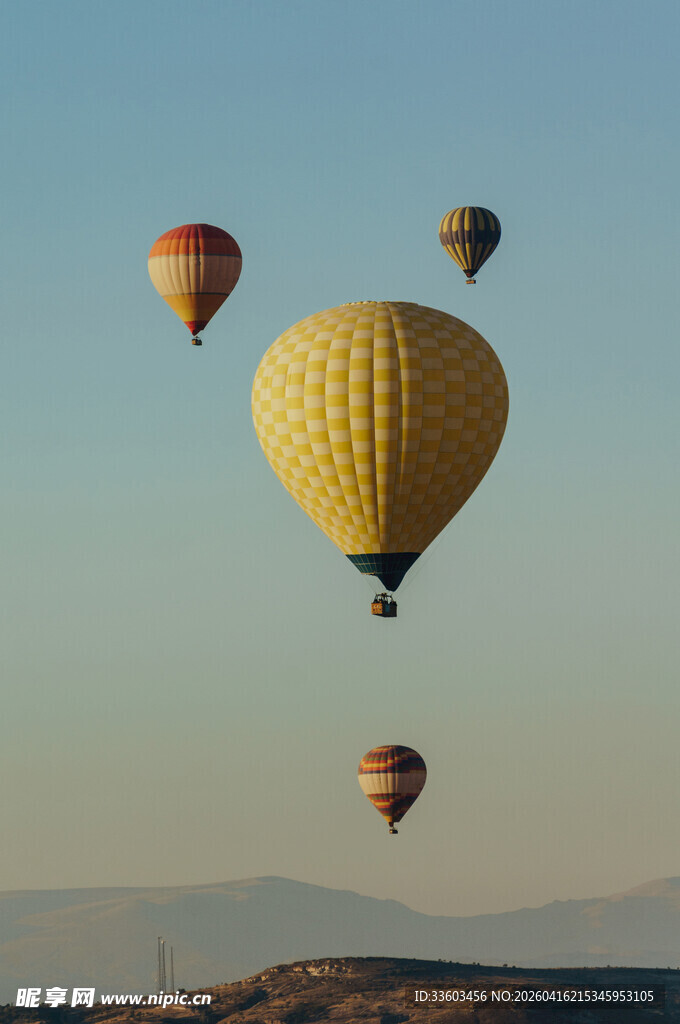 天空中飞翔的多彩热气球