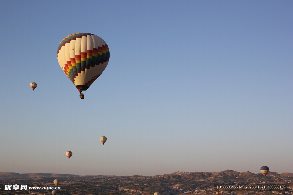 天空中多彩的热气球