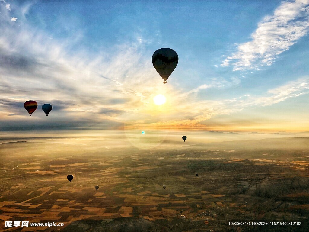 日出时分的热气球美景