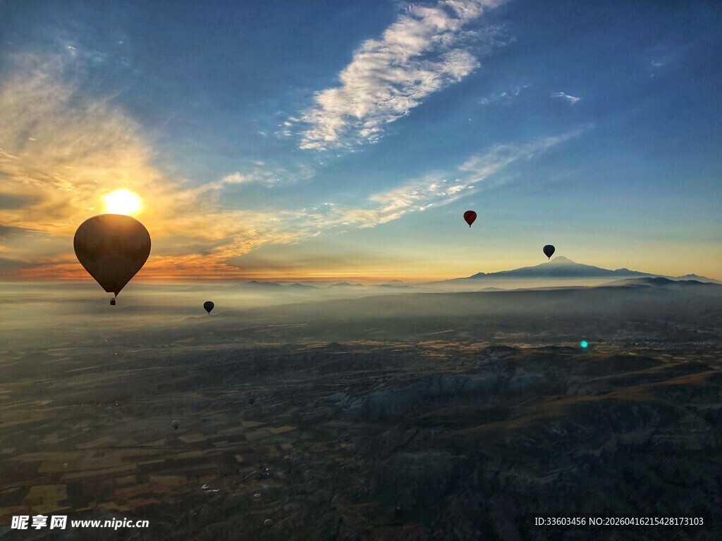 日出下的热气球浪漫飞行