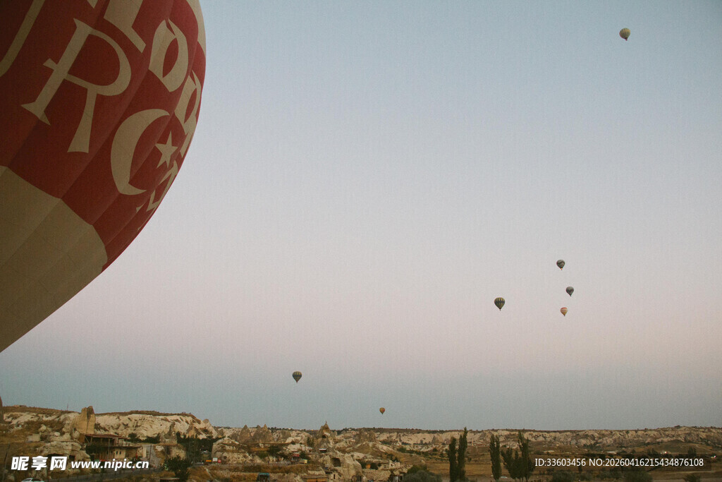 热气球升空的美丽景观