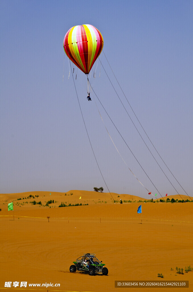 沙漠中多彩热气球升空
