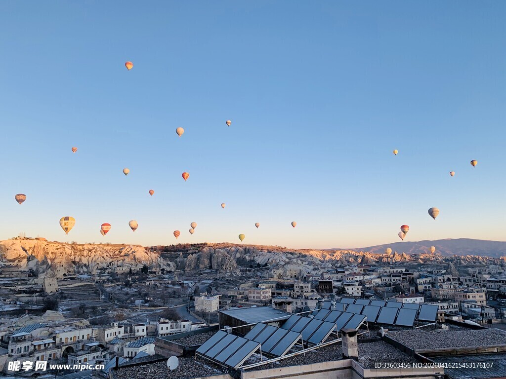 卡帕多西亚上空的热气球景观