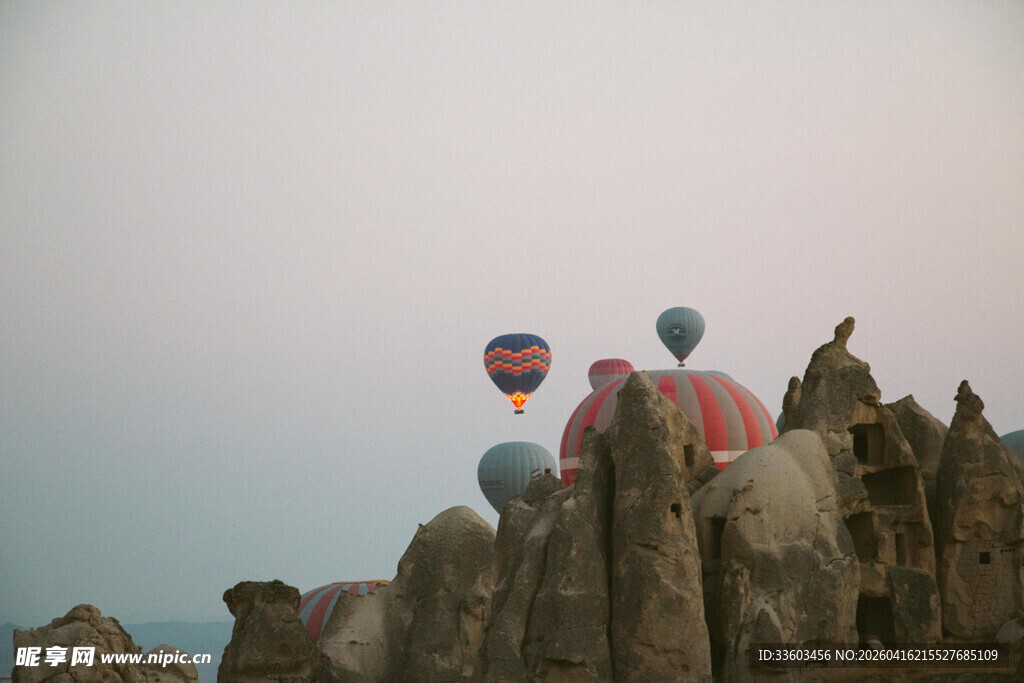 热气球飞越独特地貌景观
