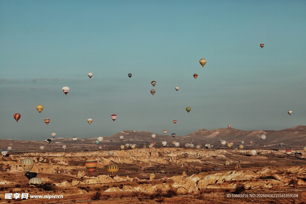 沙漠上空缤纷热气球景观