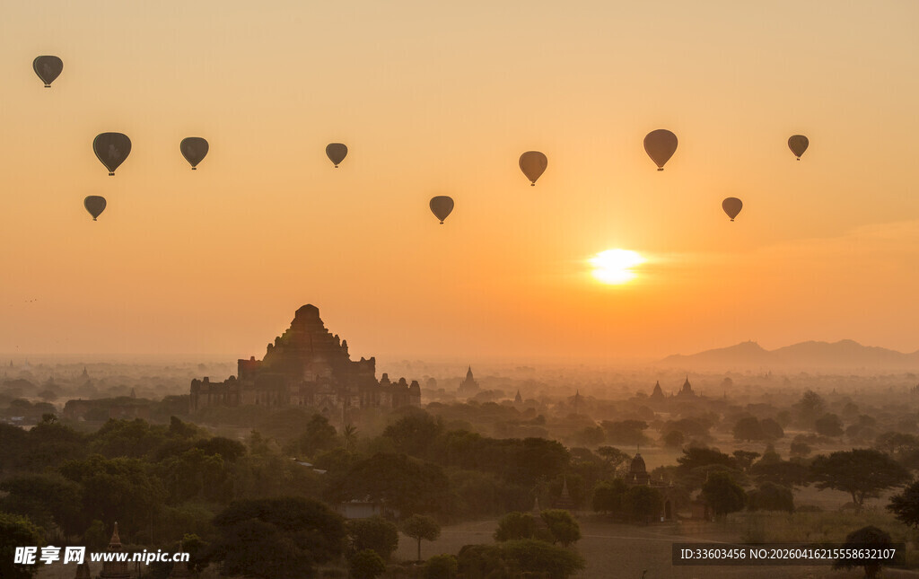 日出下的蒲甘热气球景观