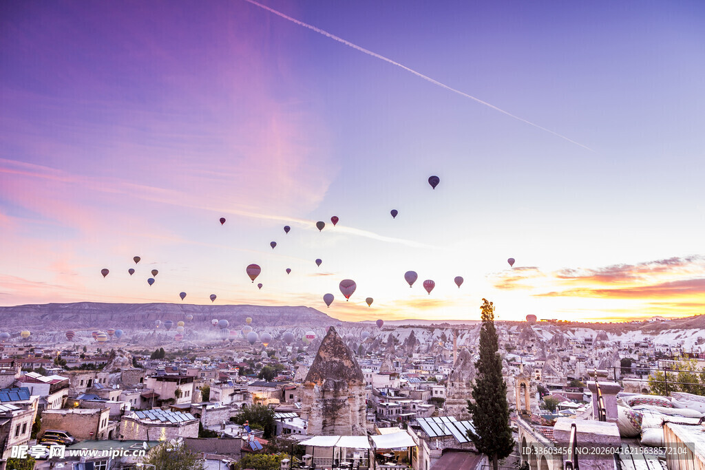 梦幻城市上空的热气球群