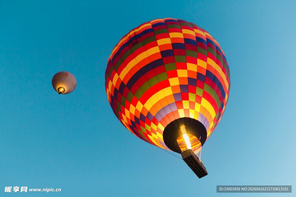 天空中绚丽的热气球