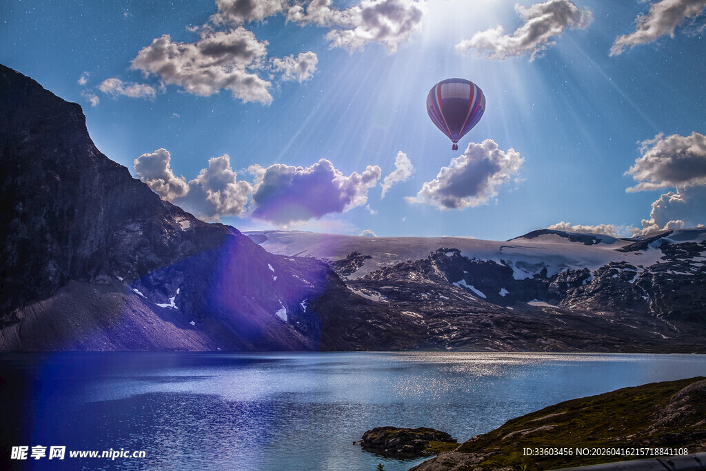 蓝天湖畔的热气球美景