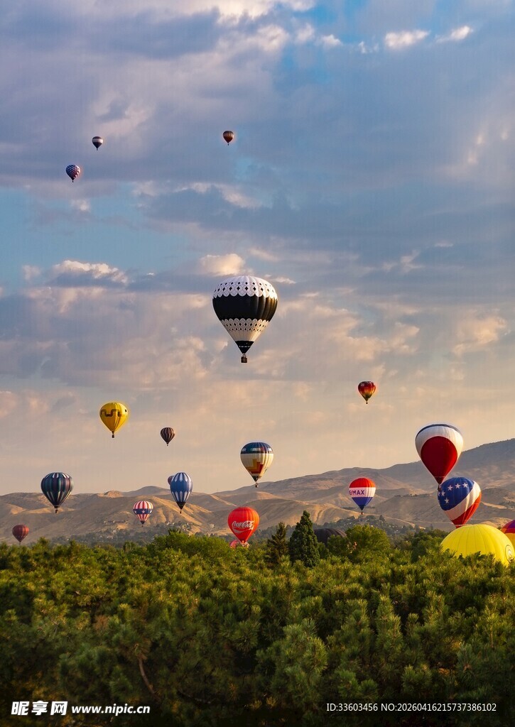 多彩热气球翱翔蓝天