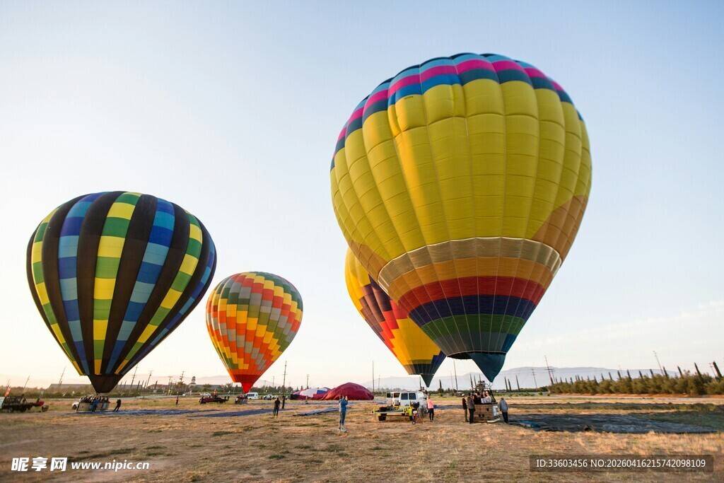 多彩热气球于开阔地升空