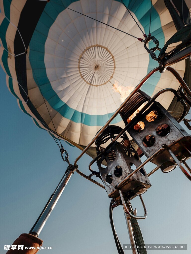 热气球底部视角特写