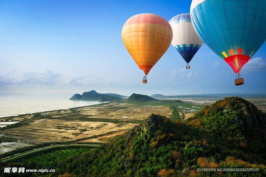 空中俯瞰山海间的热气球