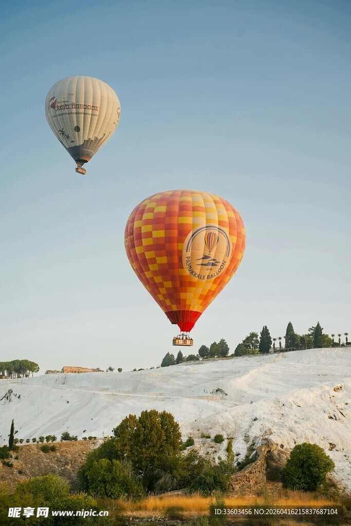 空中畅游的多彩热气球