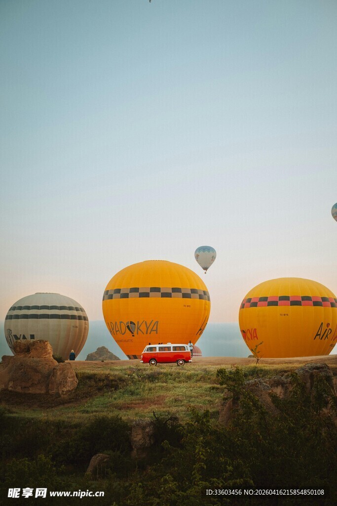 田野上多彩的热气球