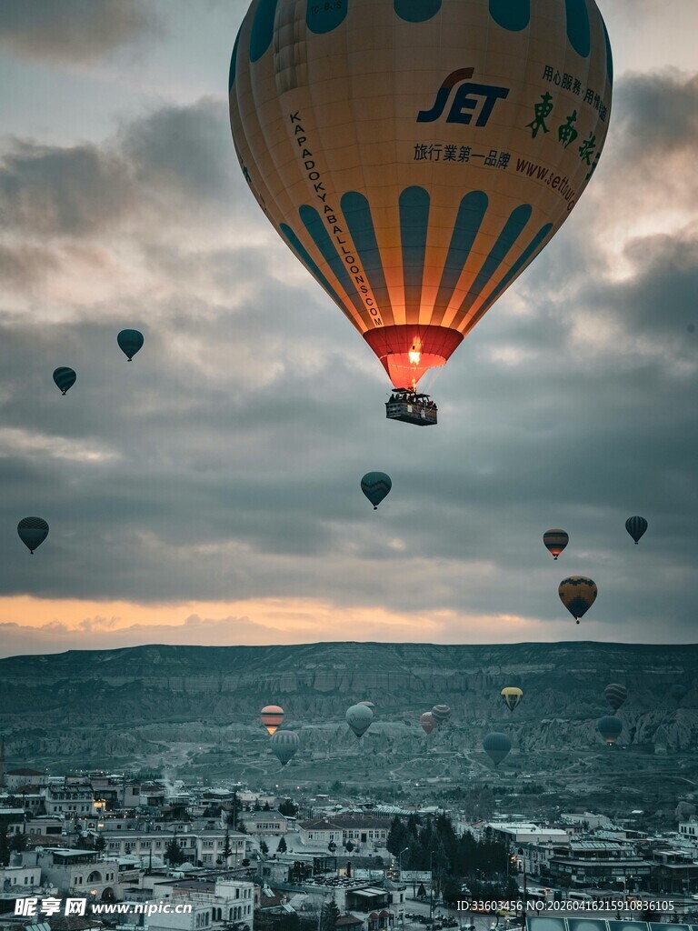 海上热气球群的梦幻景象