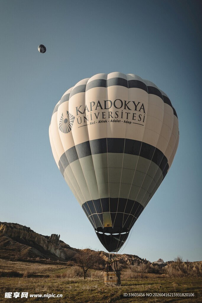 热气球翱翔于开阔天地间