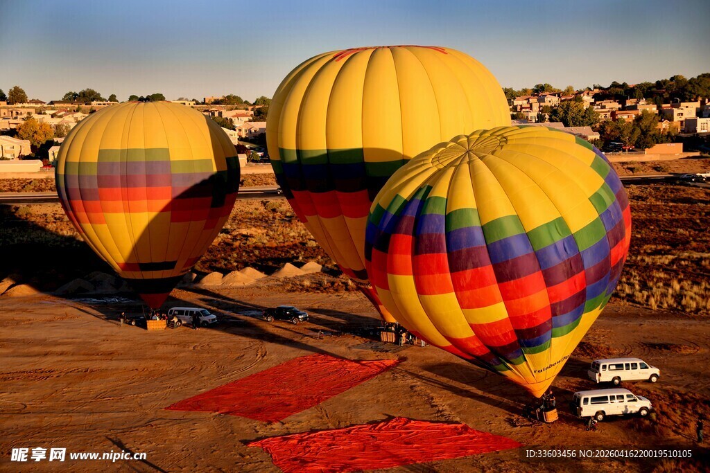 多彩热气球静待升空
