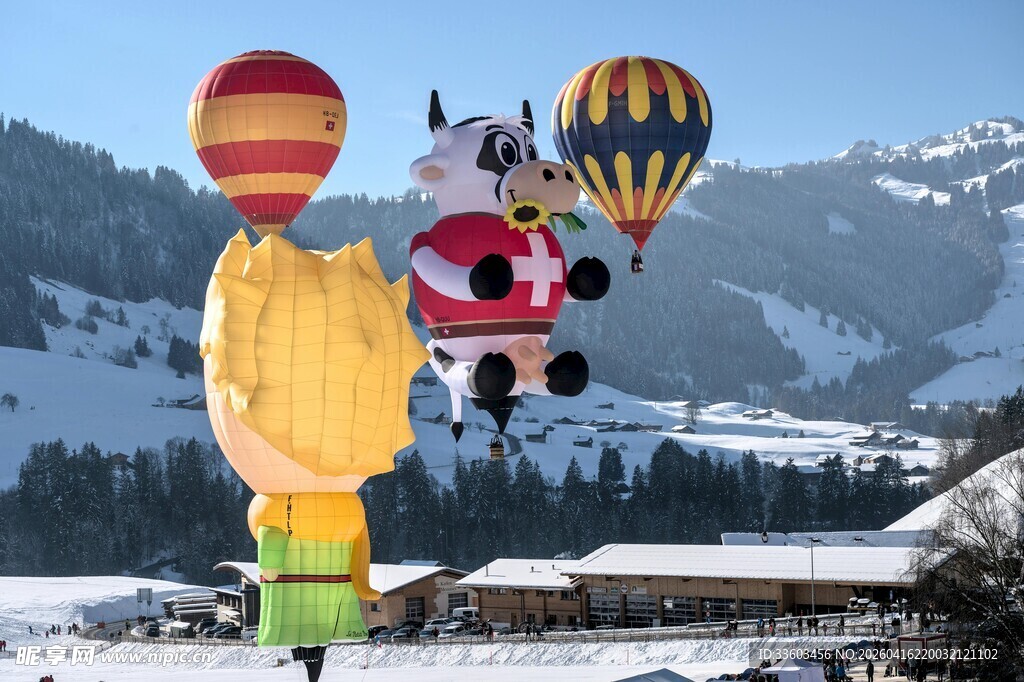 雪地中的多彩特色热气球