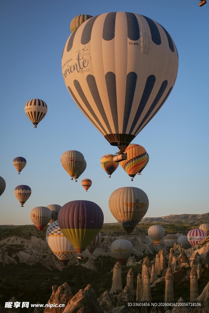 卡帕多西亚热气球飞舞景观