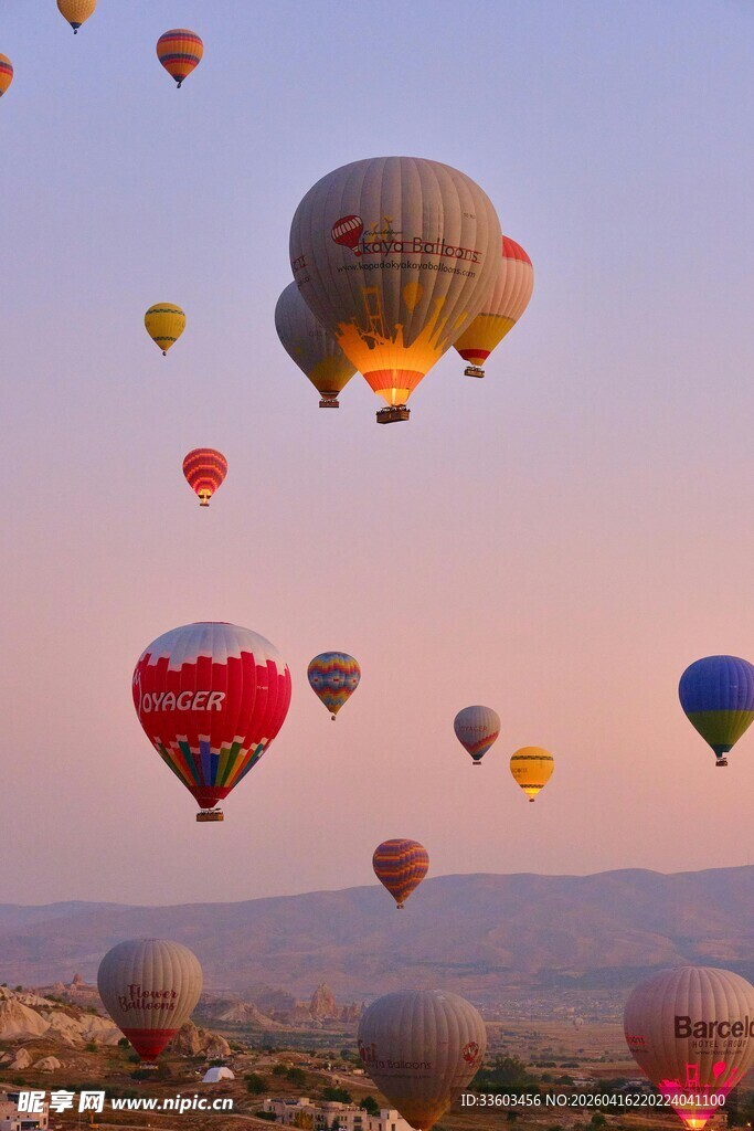 夕阳下缤纷热气球升空